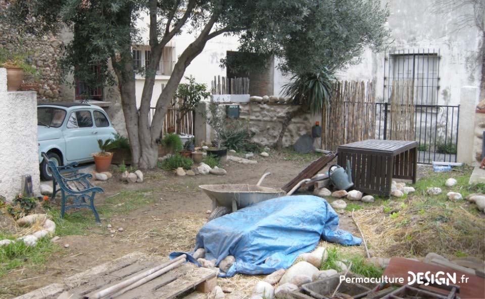 Grâce à la formation « Invitez la permaculture dans votre jardin », Myriam et Déborah ont transformé un parking en jardin potager résilient.