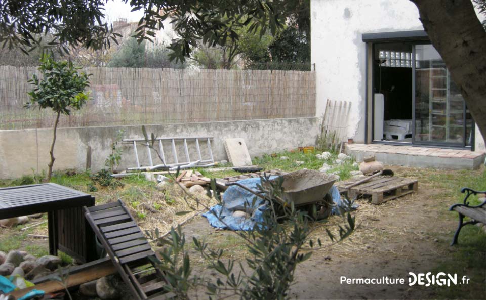Grâce à la formation « Invitez la permaculture dans votre jardin », Myriam et Déborah ont transformé un parking en jardin potager résilient.