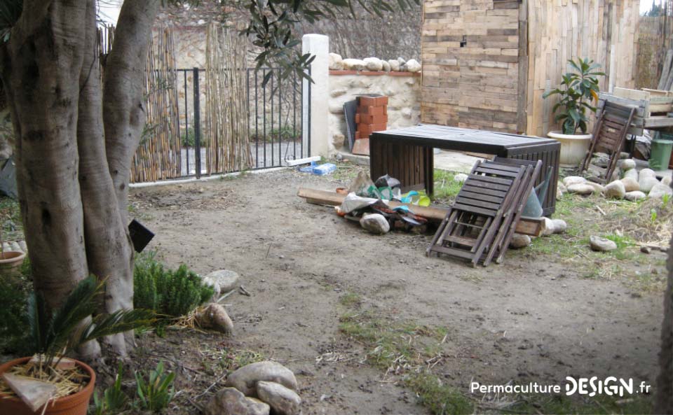 Grâce à la formation « Invitez la permaculture dans votre jardin », Myriam et Déborah ont transformé un parking en jardin potager résilient.