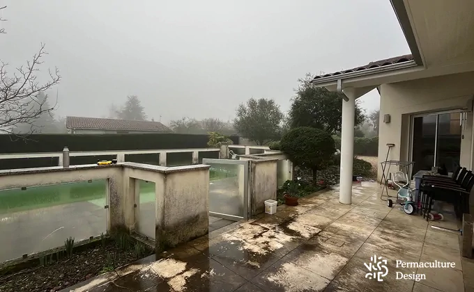 Jardin et piscine avant leurs transformations grâce à la permaculture.