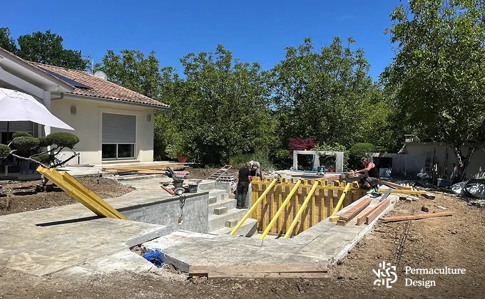 Travaux transformation piscine naturelle.
