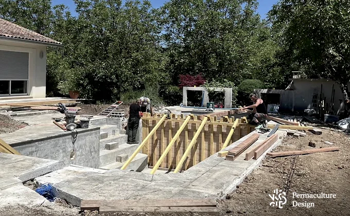Image d'une piscine classique, transformée en piscine naturelle.