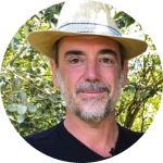 Portrait de Fabien Gordon spécialiste de plantes médicinales.